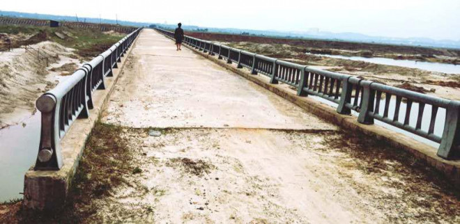 Phía trên mặt cầu dân sinh Hòa Lộc