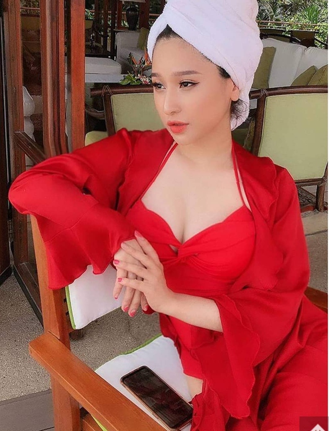 Sở hữu vóc dáng thon gọn cùng làn da trắng sứ, Ivy Lê hoạt động trong showbiz Việt với vai trò người mẫu, diễn viên. Hot girl sinh năm 1992 từng tham gia diễn xuất trong nhiều MV Vpop. Sau khi chia tay Hồ Quang Hiếu, Ivy tận hưởng cuộc sống độc thân.