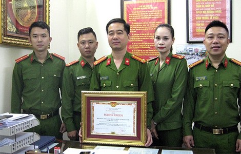 Đội phòng ngừa đấu tranh chống tội phạm cướp, cướp giật tài sản vinh dự đón nhận Bằng khen của Bộ Công an.