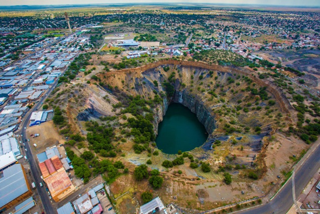 Big Hole trước đây nằm trên một khu đất được 2 anh em&nbsp;Julian Nicolaas và Diederik Arnoldus De Beers người Hà Lan mua năm 1871.