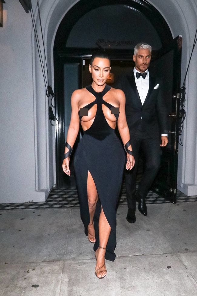 Kim Kardashian diện váy hiểm hóc màu đen khi tham gia Hollywood Beauty Awards vào tháng 2.