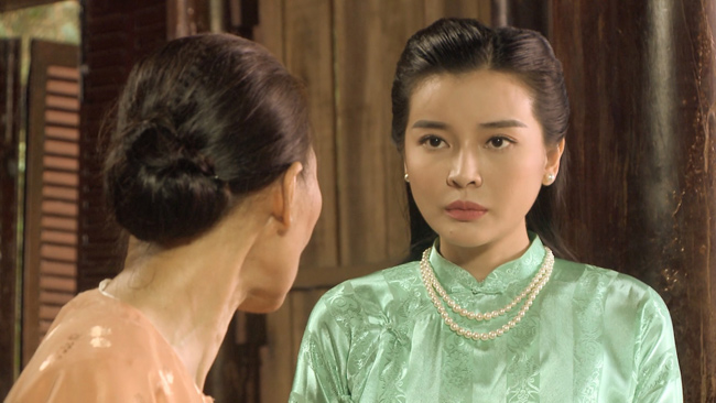 Chưa hết, sự nghiệp màn ảnh của Cao Thái Hà trong năm qua còn phải kể đến vai mợ Hai Sáng nhiều thủ đoạn và thích cặp kè đàn ông có vợ trong phim truyền hình "Tiếng sét trong mưa".