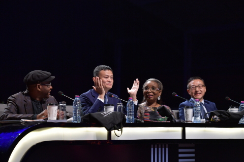 Các giám khảo đêm chung kết giải thưởng sáng kiến châu Phi (từ trái sang phải) - Strive Masiyiwa, Jack Ma, Ibukun Awosika và Joe Tsai (Nguồn: AFP)