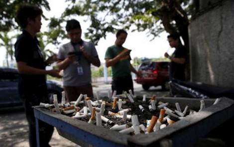 Hút thuốc nơi công cộng ở Philippines sẽ bị bắt giữ.
