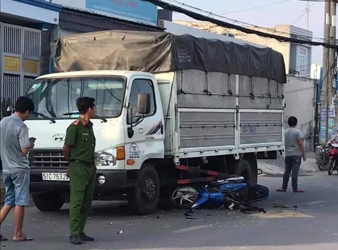 Sau tiếng hô hoán “cướp, cướp” người dân phát hiện xe máy lao vào xe tải ở làn đường ngược lại