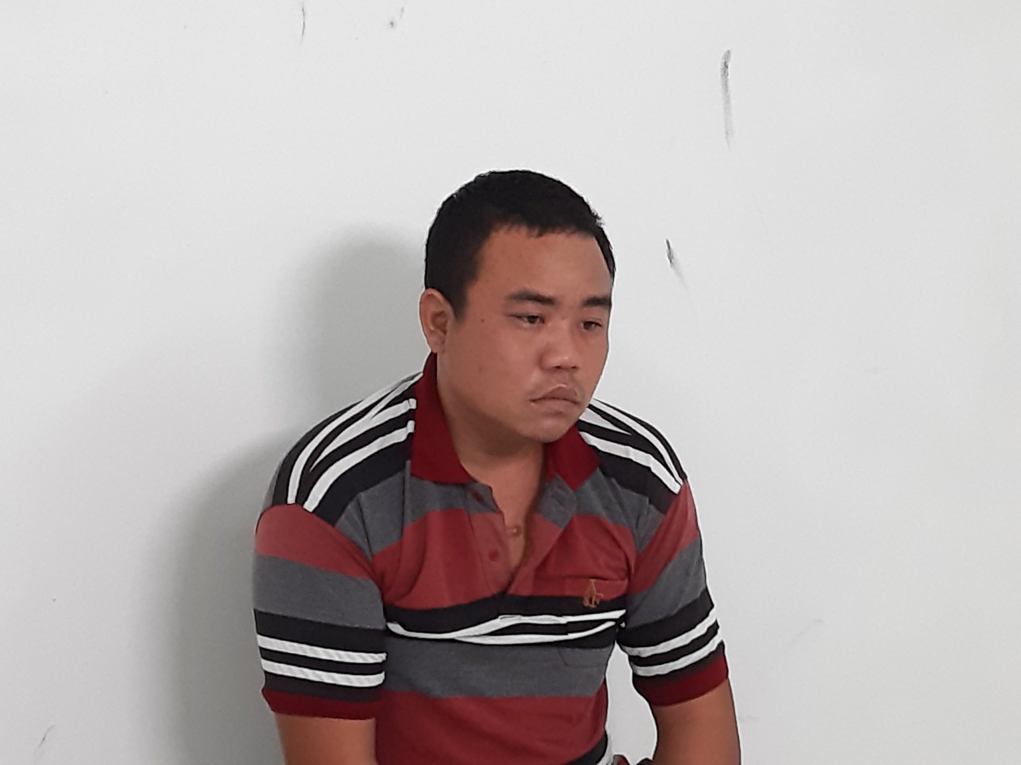 Tấn tại cơ quan công an.