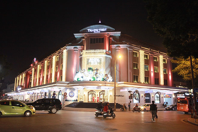 Tràng Tiền Plaza những ngày cận Giáng sinh khác hẳn mọi khi, đặc biệt là khi tất cả các ánh đèn đều bật sáng.