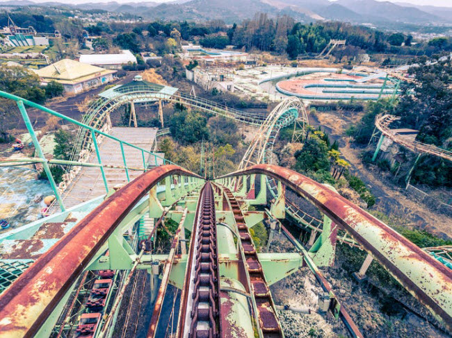 Công viên giải trí Nara Dreamland, Nhật Bản: Công viên được xây dựng năm 1961 theo mô hình của Disneyland, nhưng công trình đã phải đóng cửa năm 2006 do lượng du khách đến đây ngày càng ít.

