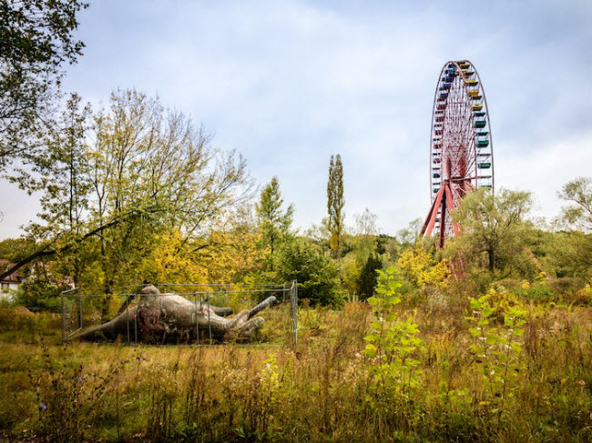 Công viên chủ đề khủng long Spreepark, Đức: Công viên giải trí ở ngoại ô thành phố Berlin được xây dựng vào năm 1969. Nơi đây từng đón 1,7 triệu du khách mỗi năm, nhưng nó đã phải đóng cửa vào năm 2002 do chủ đầu tư bị phát hiện buôn bán cocaine.
