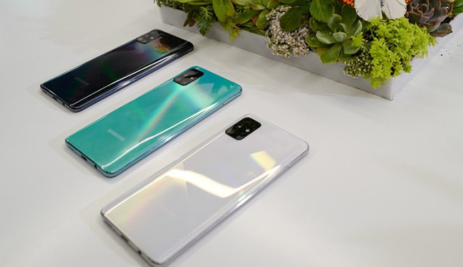 Samsung Galaxy A51 sở hữu mặt lưng ánh gương kèm thiết kế mặt cắt kim cương với ba phiên bản màu sắc: Xanh crush đa sắc, trắng crush lấp lánh và đen crush kim cương.