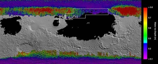 Bản đồ đa sắc này cho thấy sự tồn tại của băng nước ngầm trên Sao Hỏa. Màu mát gần bề mặt hơn màu ấm; vùng màu đen biểu thị các khu vực nơi tàu vũ trụ sẽ bị bụi mịn phủ lấp; vùng hộp được phác thảo đại diện cho khu vực lý tưởng để các phi hành gia có thể tìm được nước.