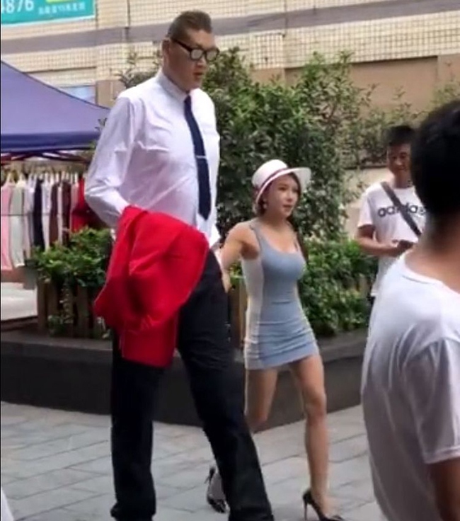 Bạn trai mới của nàng Phan Kim Liên tên Trương Hoan, từng là một cầu thủ bóng rổ chuyên nghiệp và là đồng nghiệp của ngôi sao Diêu Minh. Anh chàng sở hữu chiều cao ấn tượng: 2,38m. Trong khi đó, nữ diễn viên "thị phi" sở hữu chiều cao 1,68m.