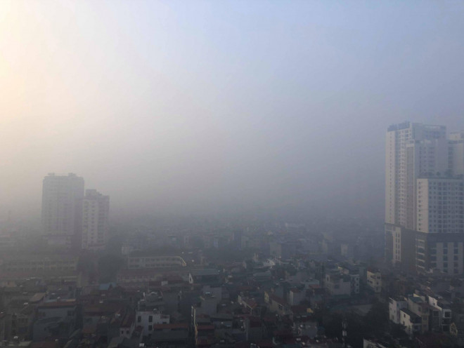 Khu vực nội thành Hà Nội như bị phủ một lớp sương mù vì ô nhiễm không khí