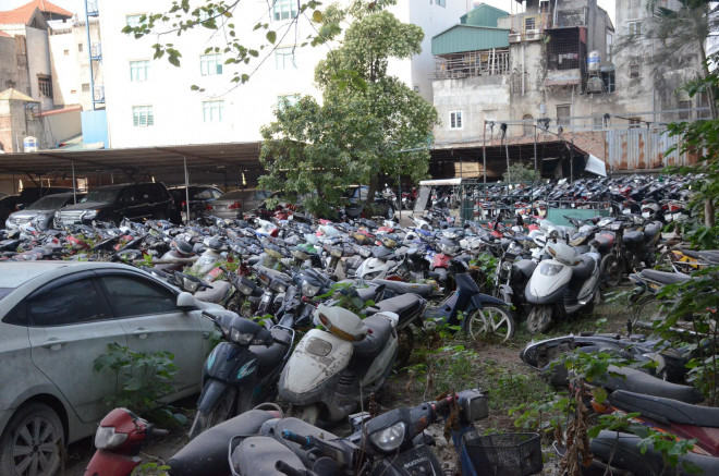 Tại bãi trông giữ xe vi phạm của Hà Nội hiện đang có hàng ngàn chiếc xe máy cùng nhiều chiếc ô tô, xe khách và xe ba gác bị tạm giữ nhiều năm nhưng chưa thấy chủ nhân đến nhận. Ảnh: PV
