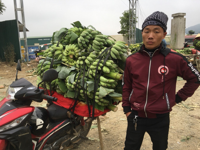 "Gia đình hiện trồng khoảng 3.000 gốc chuối, thu nhập trung bình 1 năm khoảng 300 triệu đồng. Cả gia đình 8 người hiện sống chủ yếu dựa vào nguồn thu nhập từ trồng chuối", anh Hoàng Phủ Trầm (30 tuổi, trú tại bản U Gia, xã Huổi Luông, huyện Phong Thổ) cho hay.&nbsp;