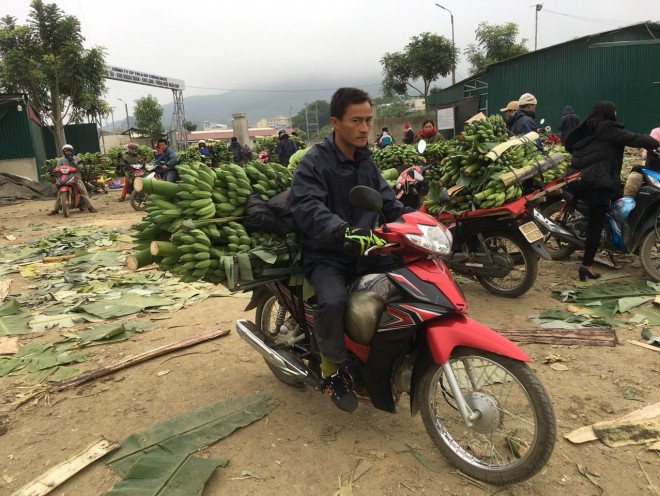 Hằng ngày, từ 4h sáng, bản làng vùng biên trở nên sôi động bởi tiếng xe máy chạy liên tục ngoài đường. Mỗi chiếc xe thồ từ 1,5 - 2 tạ chuối.