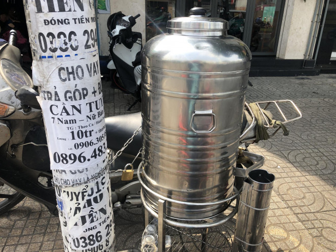 Bình trà đá miễn phí phải cột dây xích để ngăn trộm trên đường Hồng Bàng, quận 6, TP HCM