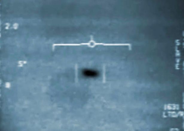 Những người tin vào thuyết âm mưu cho rằng quân đội Mỹ che giấu thông tin về vụ tàu sân bay chạm trán UFO năm 2004.