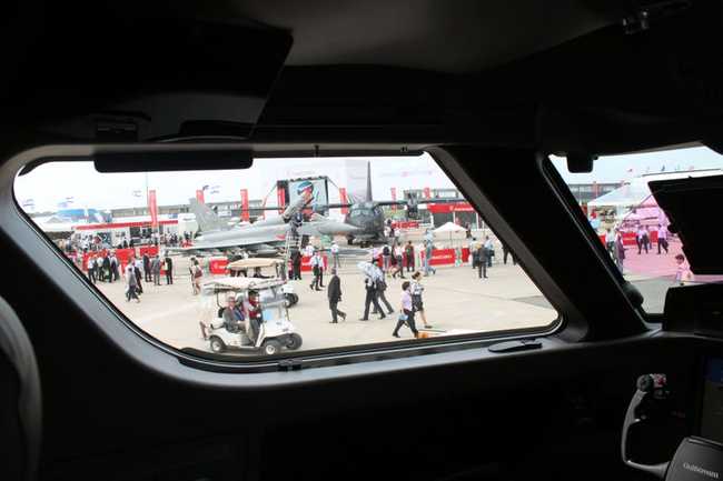 Các cửa sổ lớn trong buồng lái cho phép các phi công nhìn thấy các đầu cánh của máy bay, hữu ích cho việc điều hướng trên mặt đất.