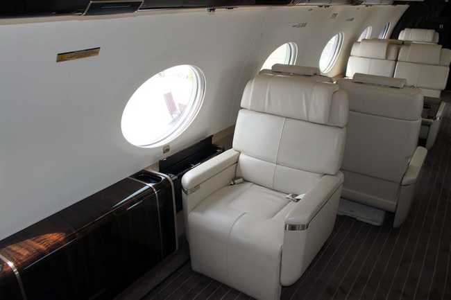 Những chiếc ghế có kích thước lớn hơn rất nhiều so với loại ghế mà khách du lịch được sử dụng ở máy bay hạng phổ thông.