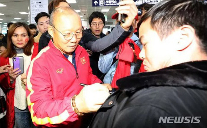HLV Park Hang Seo được người hâm mộ chào đón, vây kín ở sân bay khi trở về quê nhà