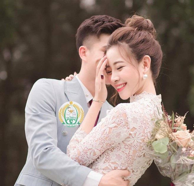 Nhật Linh- bạn gái cầu thủ Phan Văn Đức hạnh phúc khoe ảnh cưới dù giấu mặt chú rể.
