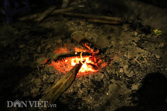 Những miếng gỗ vụn được người dân tận dụng làm nhiên liệu đốt sưởi ban đêm.