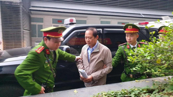 Cựu Bộ trưởng Bộ Thông tin và truyền thông Trương Minh Tuấn được dẫn giải vào phòng xét xử