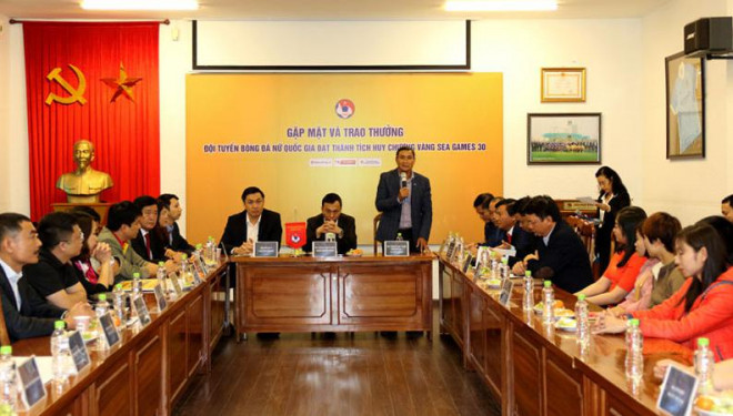 HLV trưởng Mai Đức Chung khẳng định quyết tâm thi đấu vì màu cờ sắc áo của Tổ quốc Việt Nam - Ảnh: VFF