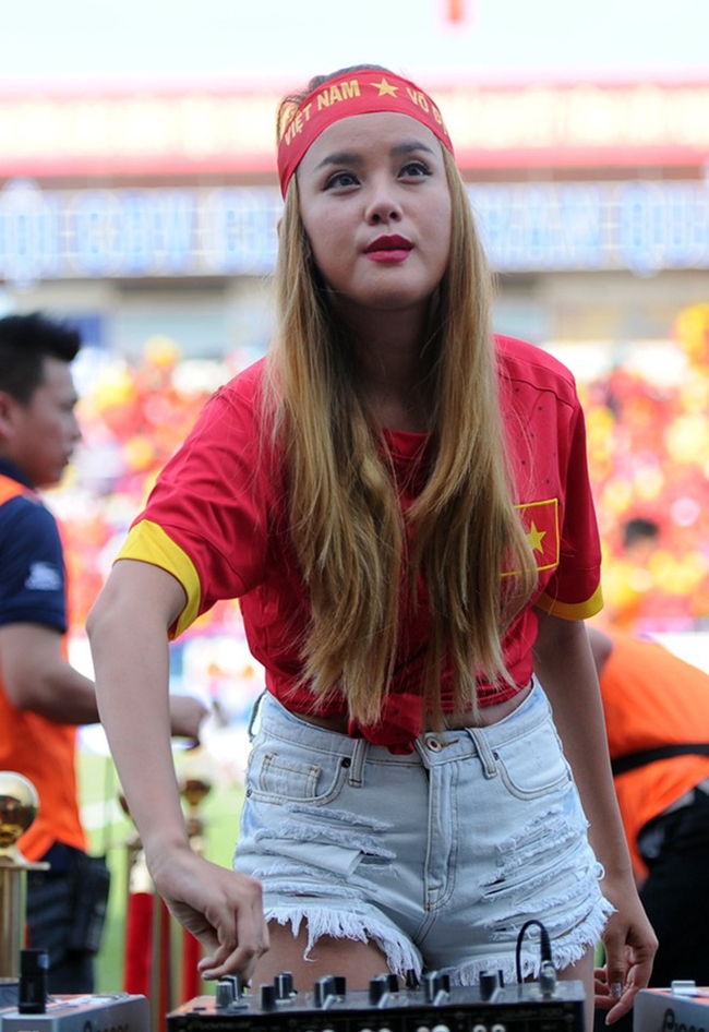 Ngoài những trận đấu có sự tham gia của phu quân người Hà Lan - trung vệ Van Bakel cô còn là một fan cuồng nhiệt của đội tuyển Việt Nam.
