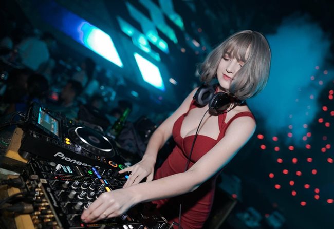 Theo đó, cô nàng là một gương mặt không mấy xa lạ - C Rud (sinh năm 1993). Cô được khá nhiều người biết đến với vai trò DJ tại nhiều quán bar tại Hà Nội lẫn các tỉnh phía Bắc. 