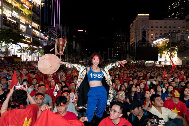 Tối 10.12, DJ Oxy đội nón lá chơi nhạc trước hơn 50.000 người tại phố đi bộ Nguyễn Huệ TP.HCM để cổ vũ đội tuyển U22 VN gặp Indonesia, trong trận chung kết bóng đá nam SEA Games 30.