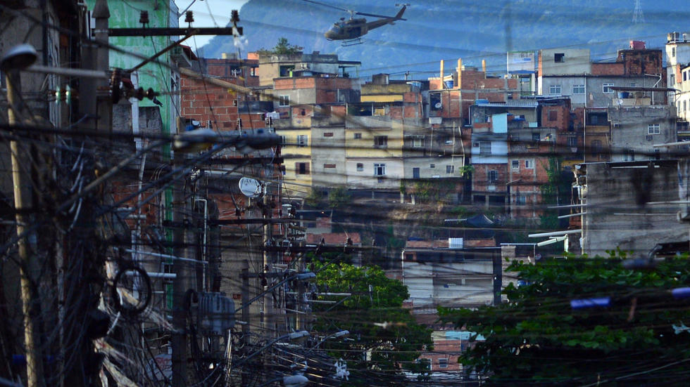 Cảnh sát Brazil nhiều lần huy động trực thăng bắn tỉa chống băng đảng ở khu ổ chuột.
