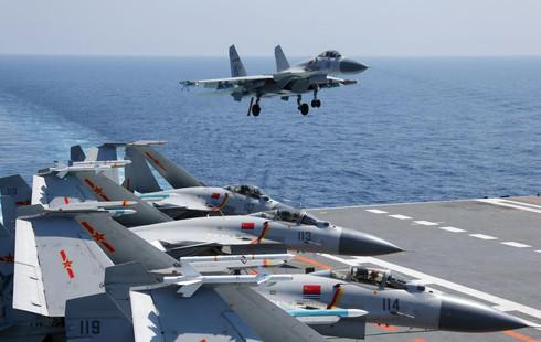 Chiến đấu cơ J-15 của Trung Quốc hạ cánh xuống tàu sân bay Liêu Ninh. (Ảnh: Chinamil)