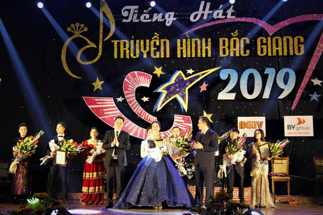Ông Lê Huy Giang (Phó TGĐ BV Group) trao giải cho các thí sinh trong chương trình