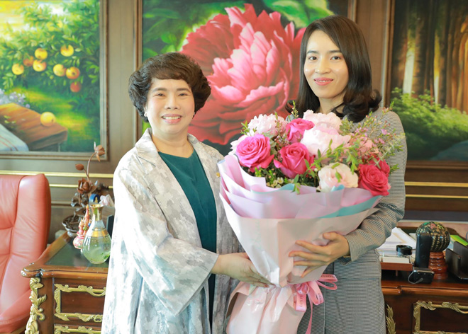 Madam Thái Hương chúc mừng và trao kỷ niệm chương cho Giám đốc Quỹ Vì Tầm Vóc Việt vì những đóng góp trong 5 năm đầu của Quỹ