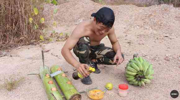 Thêm một vài gia vị như muối, nước chanh, xì dầu... Đảo đều tay cho các gia vị tan hết vào trứng