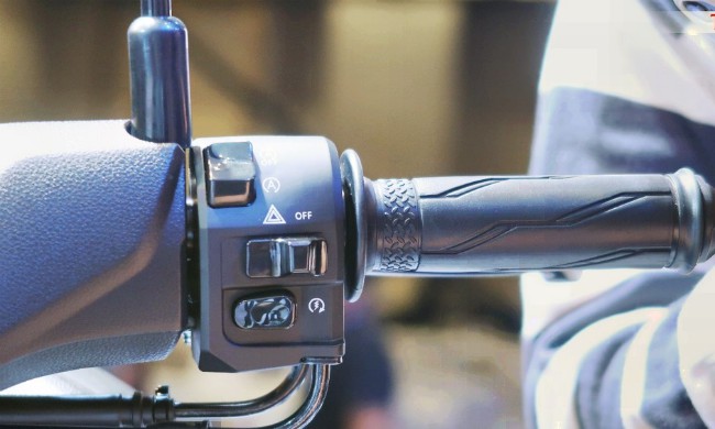 Đáng chú ý trên 2020 Yamaha Nmax 155 còn có trang bị tính năng kiểm soát bám đường hai chế độ. Ảnh thanh tay lái và các nút điều khiển bên trái xe.
