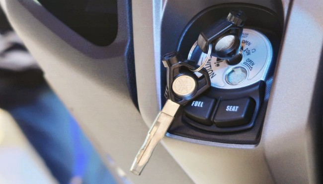 Ổ khóa xe đa năng, tích hợp nút mở cốp và bình xăng ở ngay bên cạnh. Ngoài phiên bản ổ khóa thường ra thì Nmax 155 mới còn có bản khóa thông minh với núm vặn rất hiện đại.