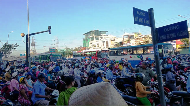 Giao thông khu vực bị ùn tắc nghiêm trọng