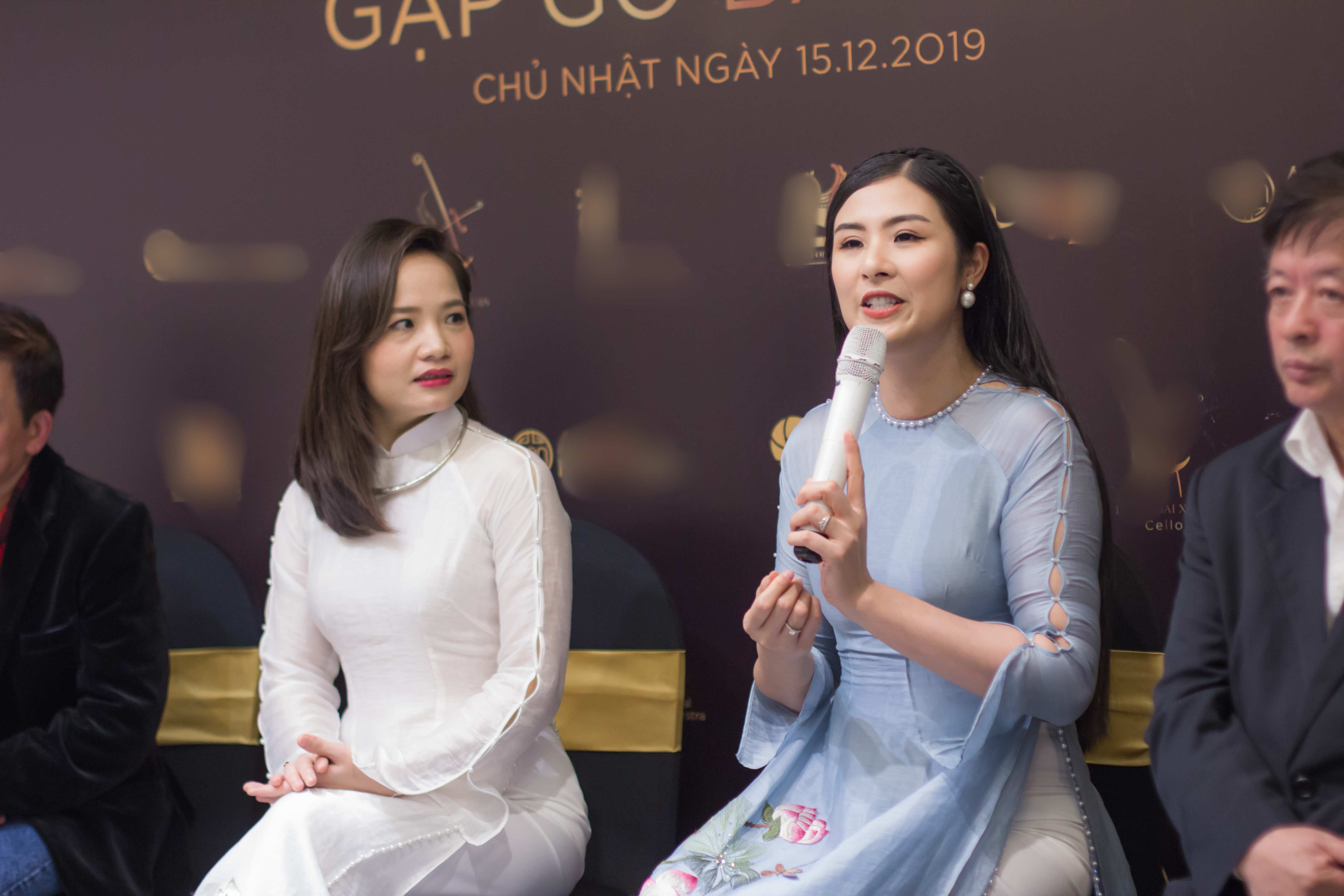 Hoa hậu Ngọc Hân có mặt trong buổi họp báo cùng nghệ sĩ Đinh Hoài Xuân và các khách mời.&nbsp;
