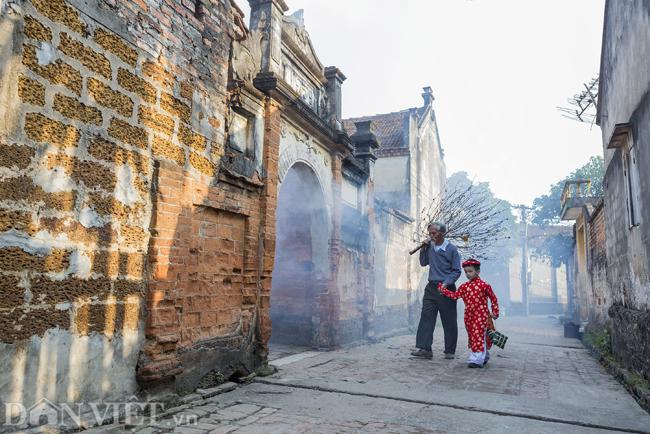 Vào những ngày Tết, sắc xuân ở các vùng quê đồng bằng Bắc Bộ rực rỡ và rất nên thơ. Hình ảnh cổ kính ở những ngôi làng này tạo nên cảnh đẹp rất thi vị.