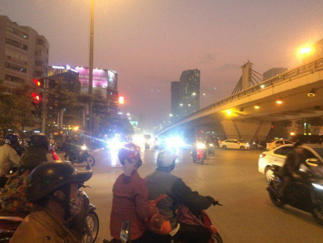 Trong các ngày 10 - 13/12 chỉ số chất lượng không khí tại Hà Nội đã chạm ngưỡng rất xấu, từ 201-300 (Ảnh Hồng Nhung)