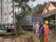 Tin tức trong ngày - Hai xe tải đâm sập nhà dân, cả gia đình may mắn thoát chết