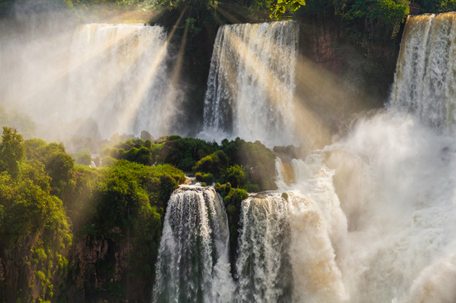 11. Foz do Iguaçu, Brazil

Thác Iguazu nằm ở biên giới với Argentina, đây là hệ thống thác nước lớn nhất thế giới nên cảnh quan rất ngoạn mục.
