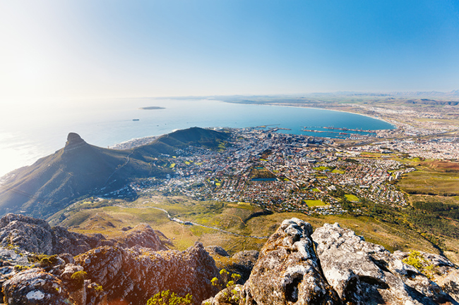 12. Cape Town, Nam Phi

Để có được trải nghiệm khó quên và ngắm nhìn thành phố, hãy lên đỉnh núi Bàn với cáp treo.
