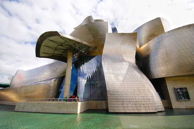 13. Bilbao, Tây Ban Nha

Bảo tàng Guggenheim là một ví dụ tuyệt vời của kiến ​​trúc thế kỷ 20 và là thánh địa cho các nhà sáng tạo nghệ thuật.
