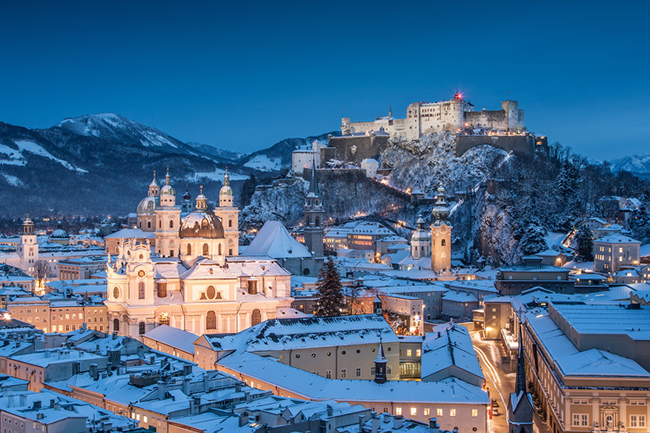 15. Salzburg, Áo

Những ngọn núi phủ đầy tuyết, nhiều khu chợ Giáng sinh rợp ánh đèn vào mùa đông sẽ là những thứ hấp dẫn du khách đến nơi này.
