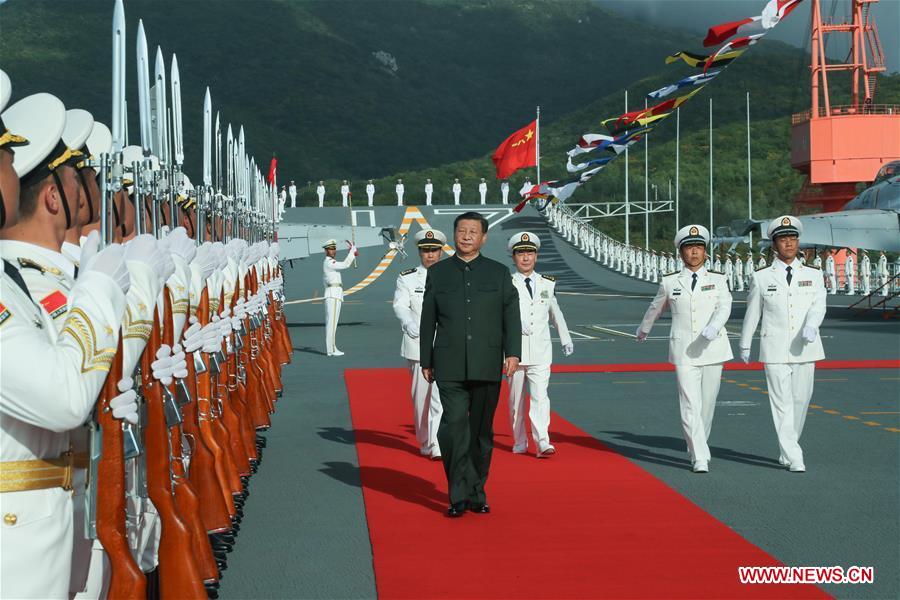 Chủ tịch Trung Quốc Tập Cận Bình đặt chân lên tàu sân bay Sơn Đông.