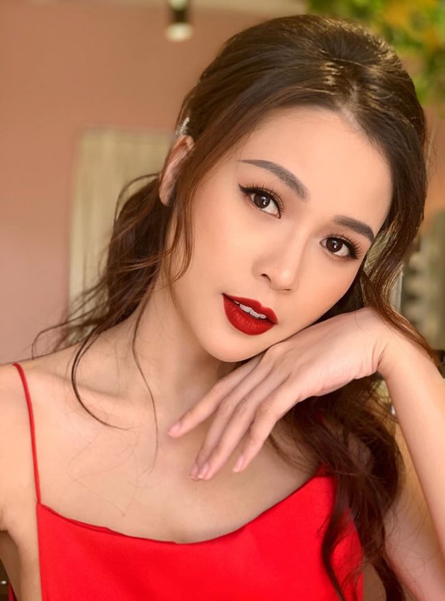 Sam tên thật là Nguyễn Hà My, là một trong những hot girl đời đầu đình đám của Sài thành.